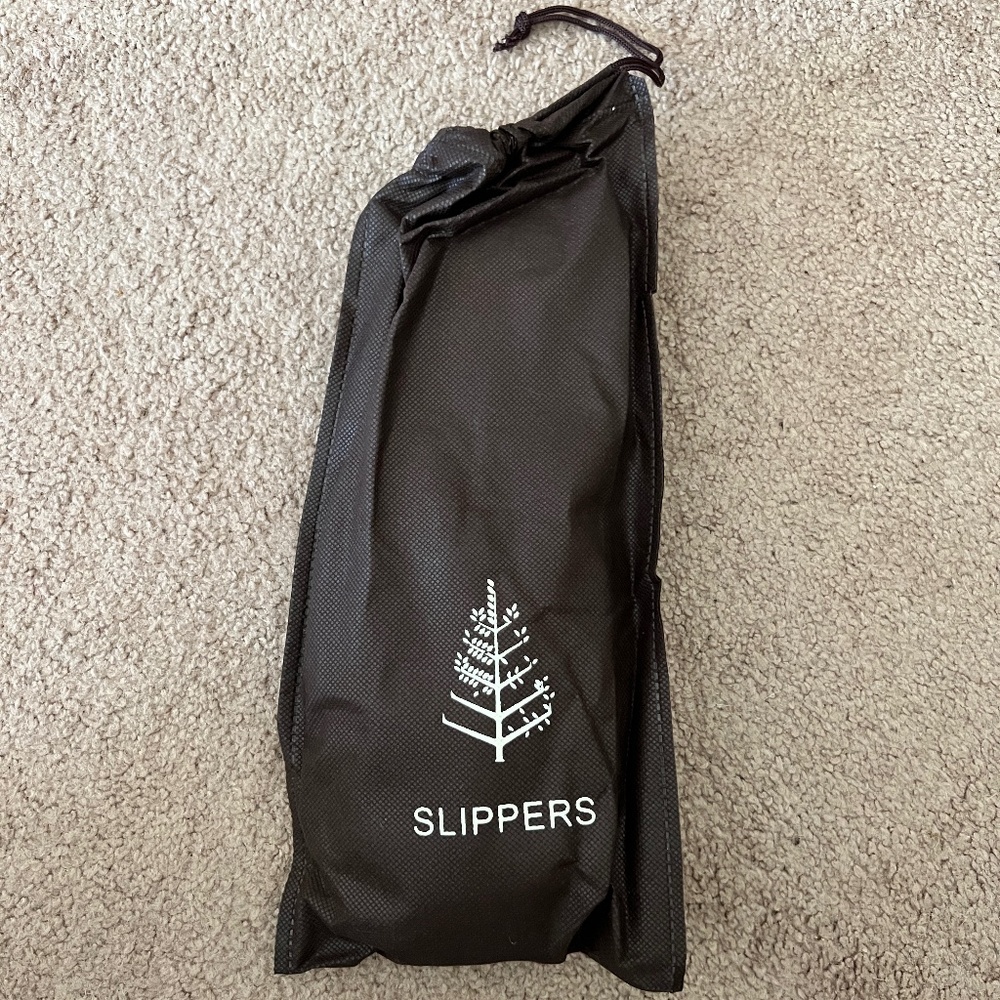 NEW! Four Seasons Hotel Slippers Size Medium with Storage Bag